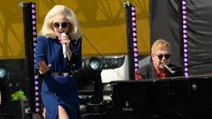 Elton John concerto a sorpresa prima della notte degli Oscar