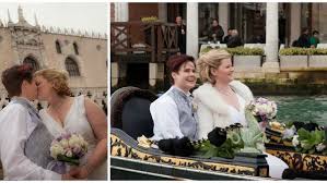 Coppia gay celebra il matrimonio in gondola a Venezia