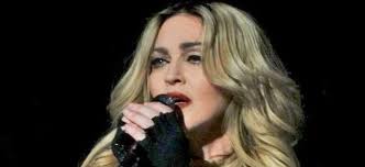 Madonna piange sul palco, ha perso suo figlio