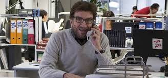 Gigi Proietti torna sul piccolo schermo nei panni del cronista di nera