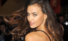 Irina Shayk la supermodella russa sfila mostrando delle forme sospette