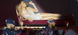 Mariah Carey assicura le sue corde vocali e le sue gambe