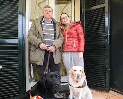 Penelope il cane guida che sta perdendo la vista come il suo padrone