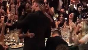 Ricky Martin e un bacio da centomila dollari