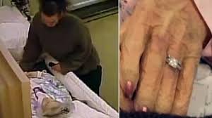 Texas ruba anello dal dito di una morta