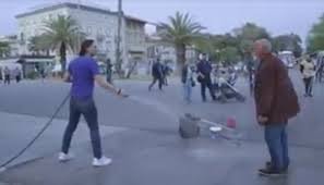 Uomo delle bolle pace fatta con il commerciante