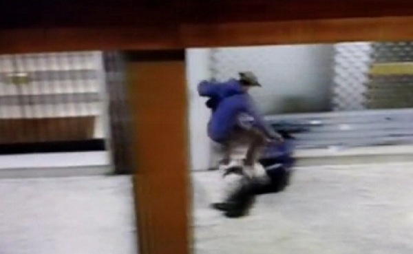 Bologna saltano con lo skate sopra un clochard