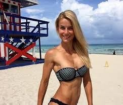 Adrienne la sensuale poliziotta che fa impazzire la rete