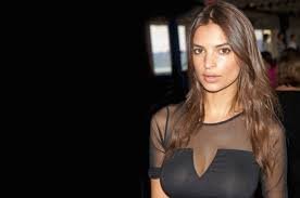 Emily Ratajkowski e i suo scatti senza veli che fanno impazzire i social