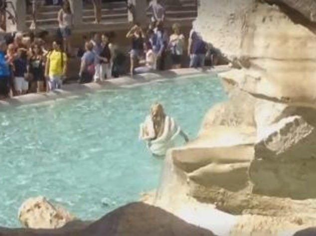 Roma una bionda vestita di bianco nella Fontana di Trevi