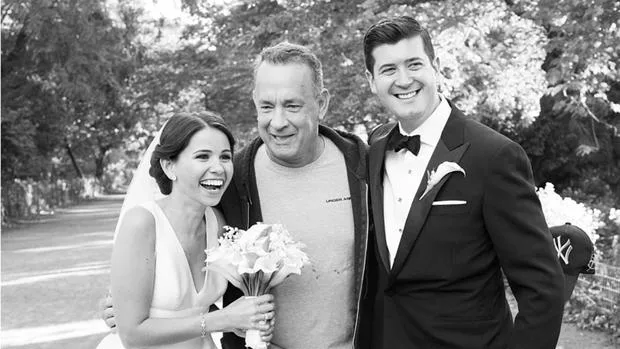 Central Park Tom Hanks posta selfie con sposi sconosciuti