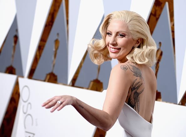 Lady Gaga getta via la maschera