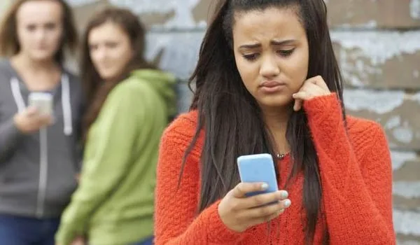 Cyberbullismo, tanti credono alle fake news e approvano insulti