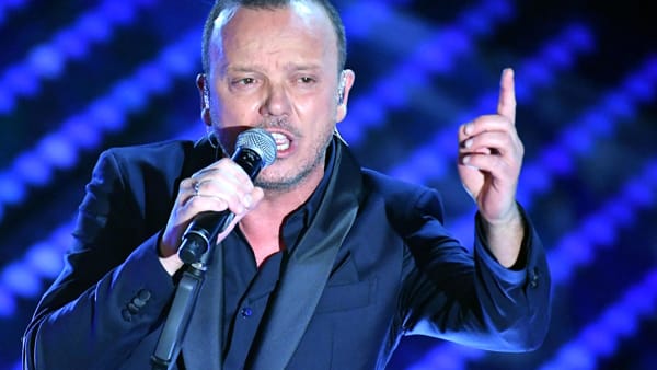 Gigi D’Alessio risponde all’eliminazione dal Festival di Sanremo in stile “oxfordiano”