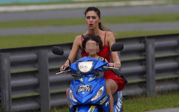 Belen Rodriguez porta il figlio in moto senza casco