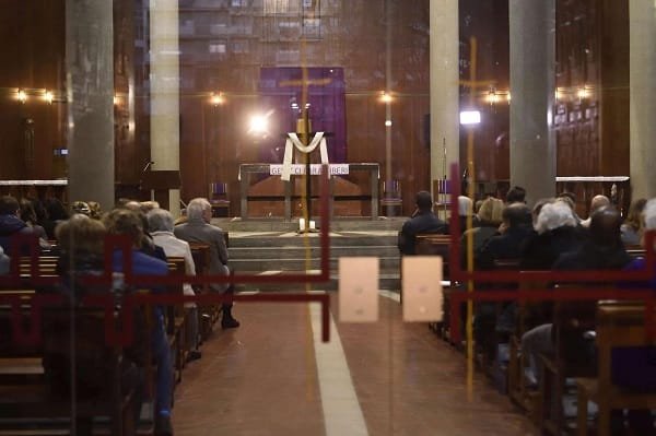 Dj Fabo, a Milano il ricordo in Chiesa con disco music