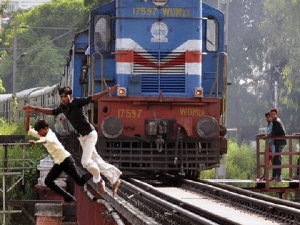 Il selfie sui binari dei treni, la moda mortale
