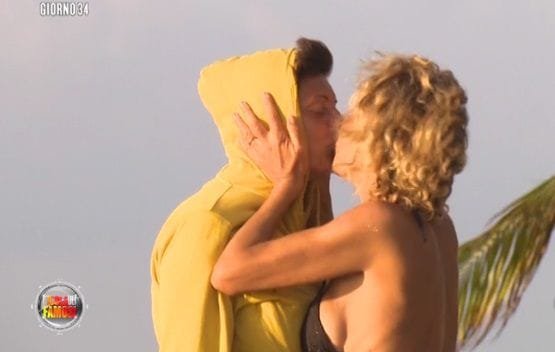 Isola dei Famosi, amore alla luce del sole per Eva Grimaldi