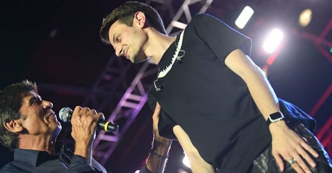 Gianni Morandi vola giù dal palco Gianni Morandi vola giù dal palco