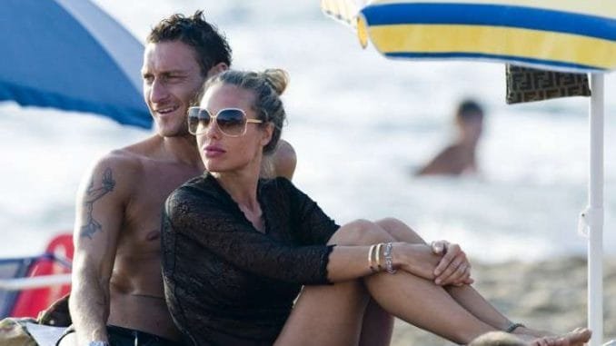 Totti e Ilary Blasi si rilassano al sole di Sabaudia Totti e Ilary Blasi si rilassano al sole di Sabaudia