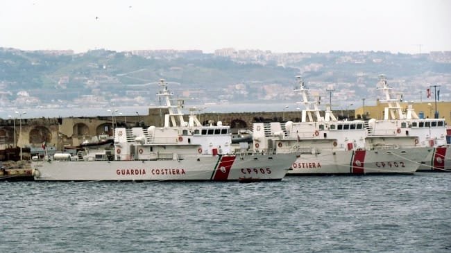 Diciotti dalla nave sbarcano ventisette scheletrini