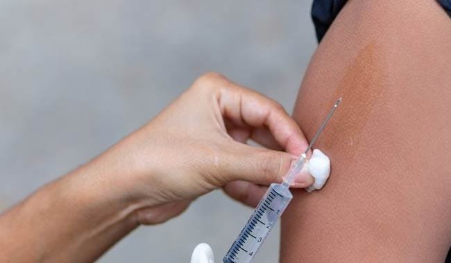 Grillo: vaccino obbligatorio solo per il morbillo. Pediatri in rivolta