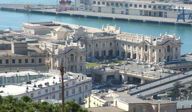 Genova migrante 25 enne si lancia sotto un treno