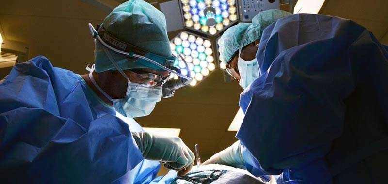 Napoli, pinza dimenticata nell’addome durante un’operazione all’utero