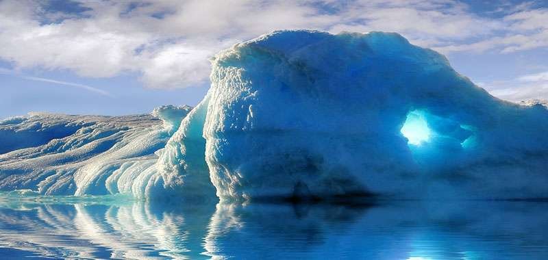 Iceberg grosse montagne di ghiaccio molto pericolose