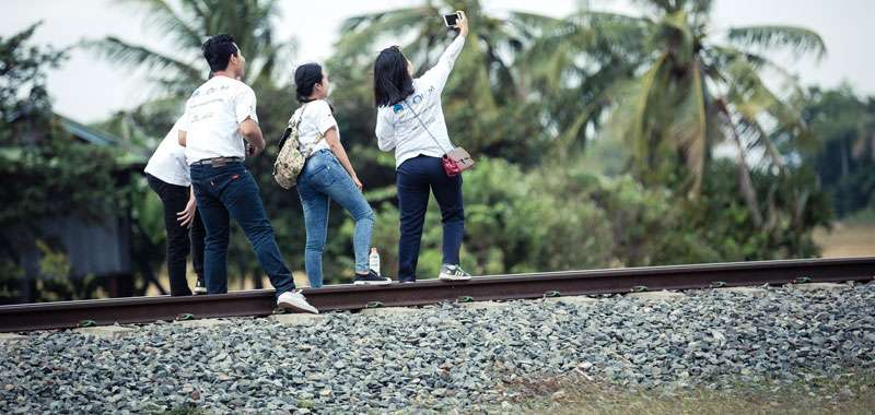 Bologna ragazzini si scattano selfie tra i treni in corsa