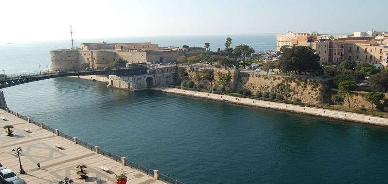 Taranto attraccata la Alan Kurdi con 88 migranti a bordo