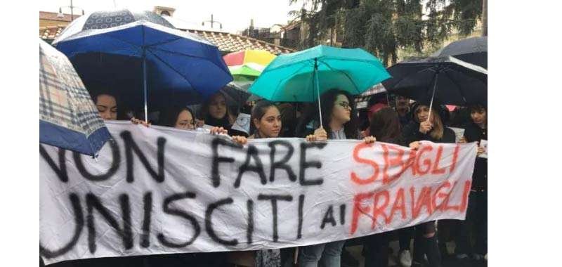 Anche a Napoli impazzano le Sardine