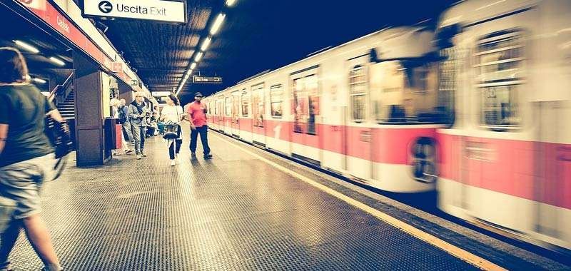 Milano brusca frenata della metro provoca 15 feriti