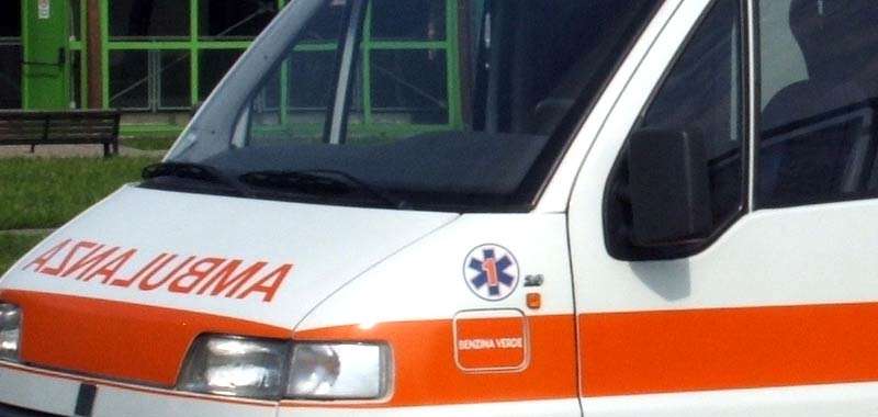 Napoli ambulanza sequestrata da un gruppo di ragazzi