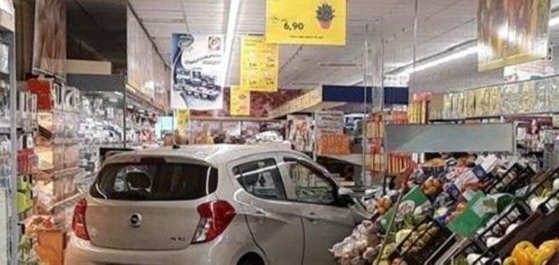 Varese, uomo sbaglia marcia e finisce in un supermercato