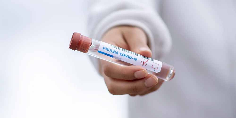 Coronavirus inganno del web con falsi vaccini e test negativi