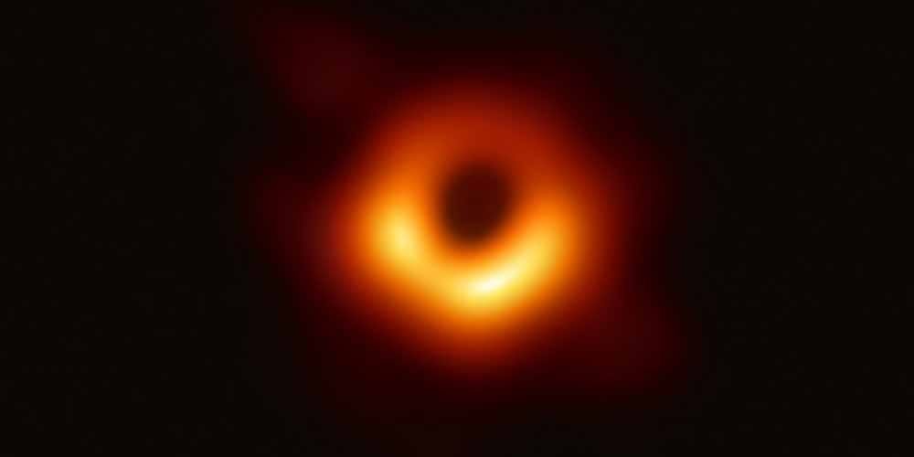 M87 il gigantesco buco nero finalmente si mostra