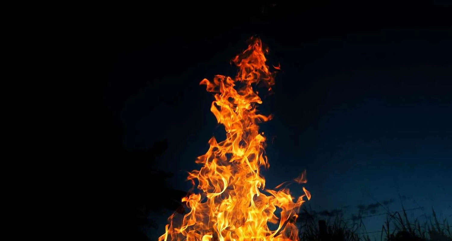 Depositi di carburante in fiamme ai confini della Russia