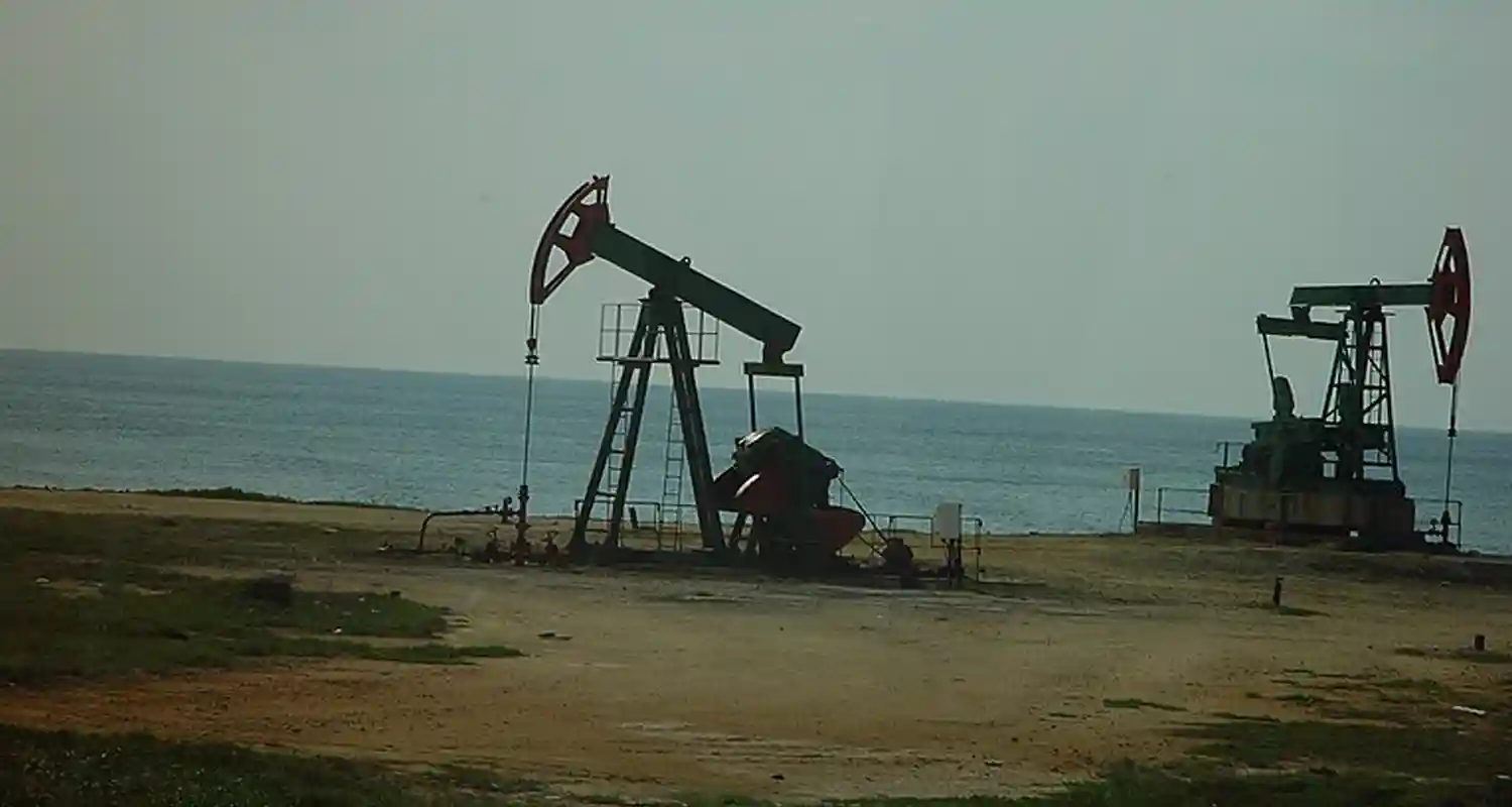 Cuba, un enorme incendio negli impianti petroliferi