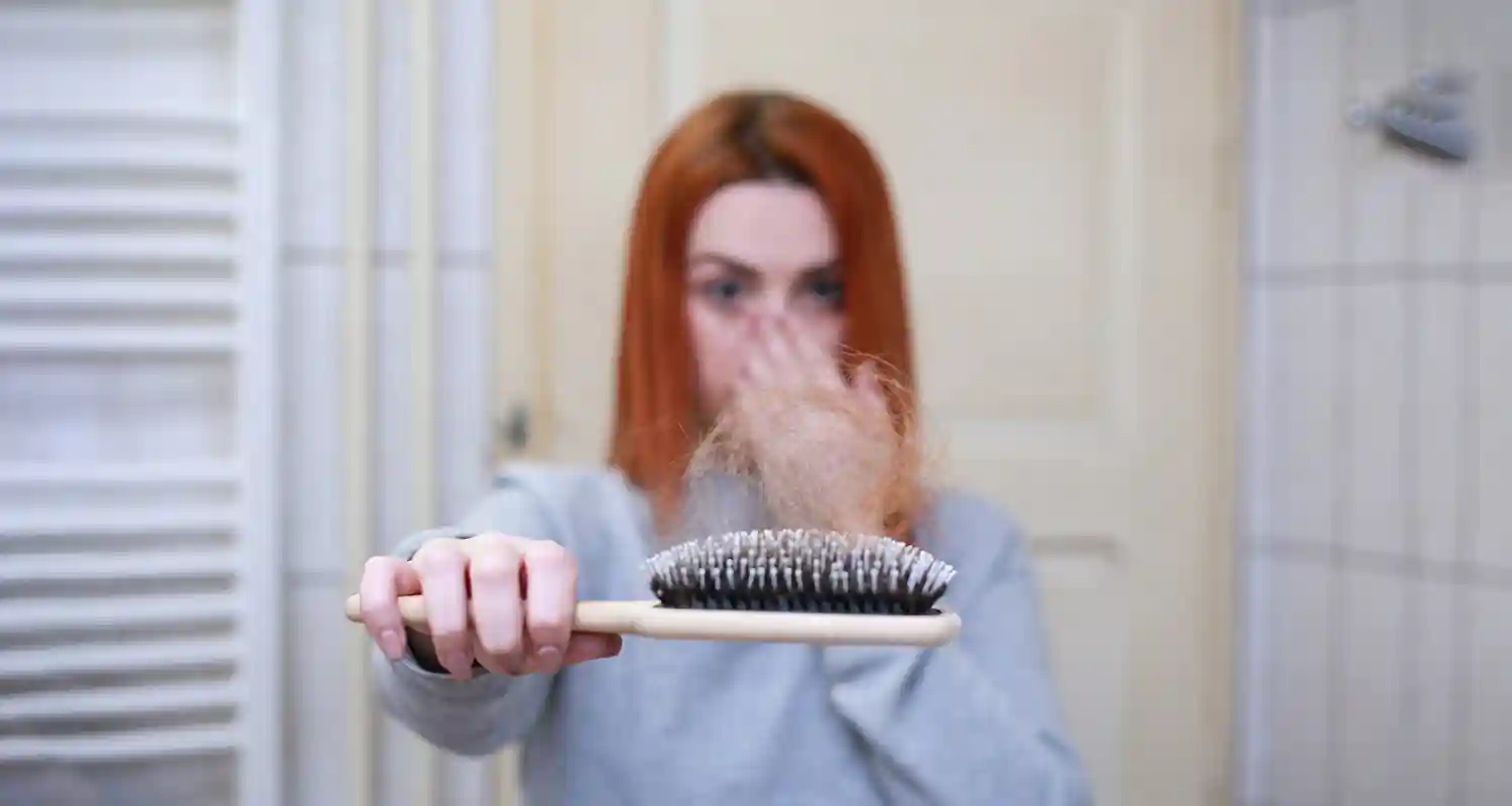 Sognare di perdere i capelli in mano significato