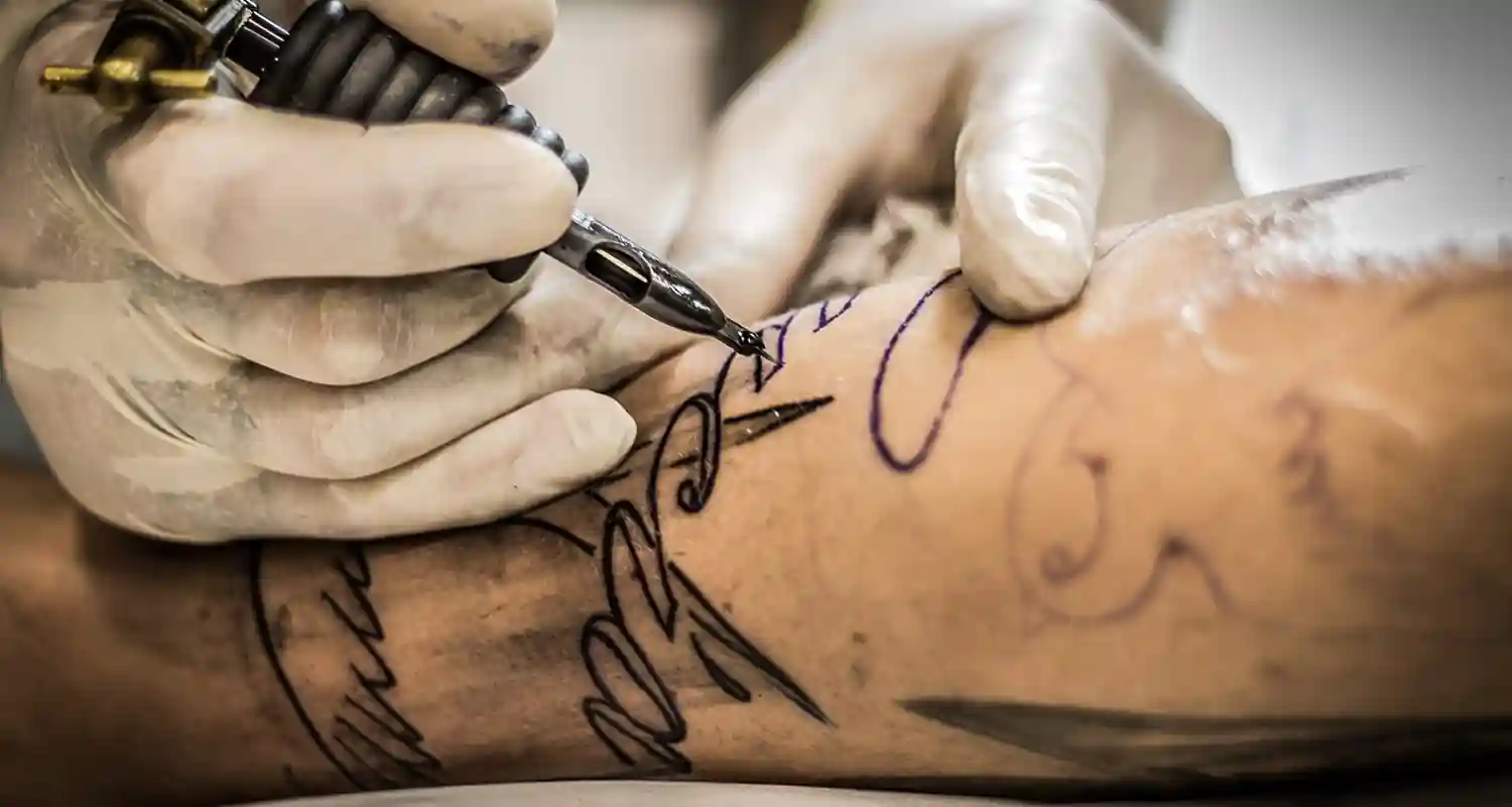 Coprire una cicatrice con un tatuaggio