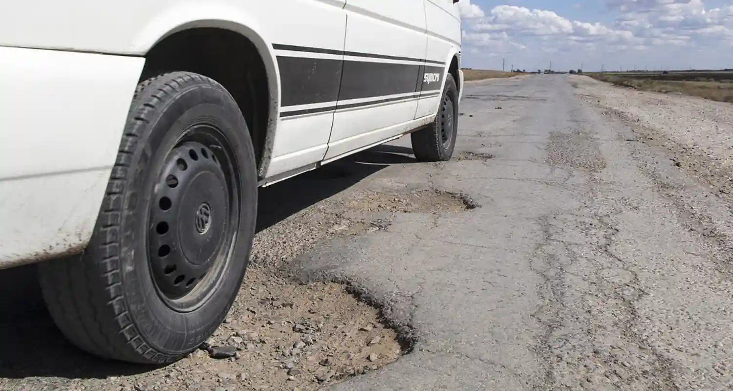 Sai come segnalare le buche in strada?