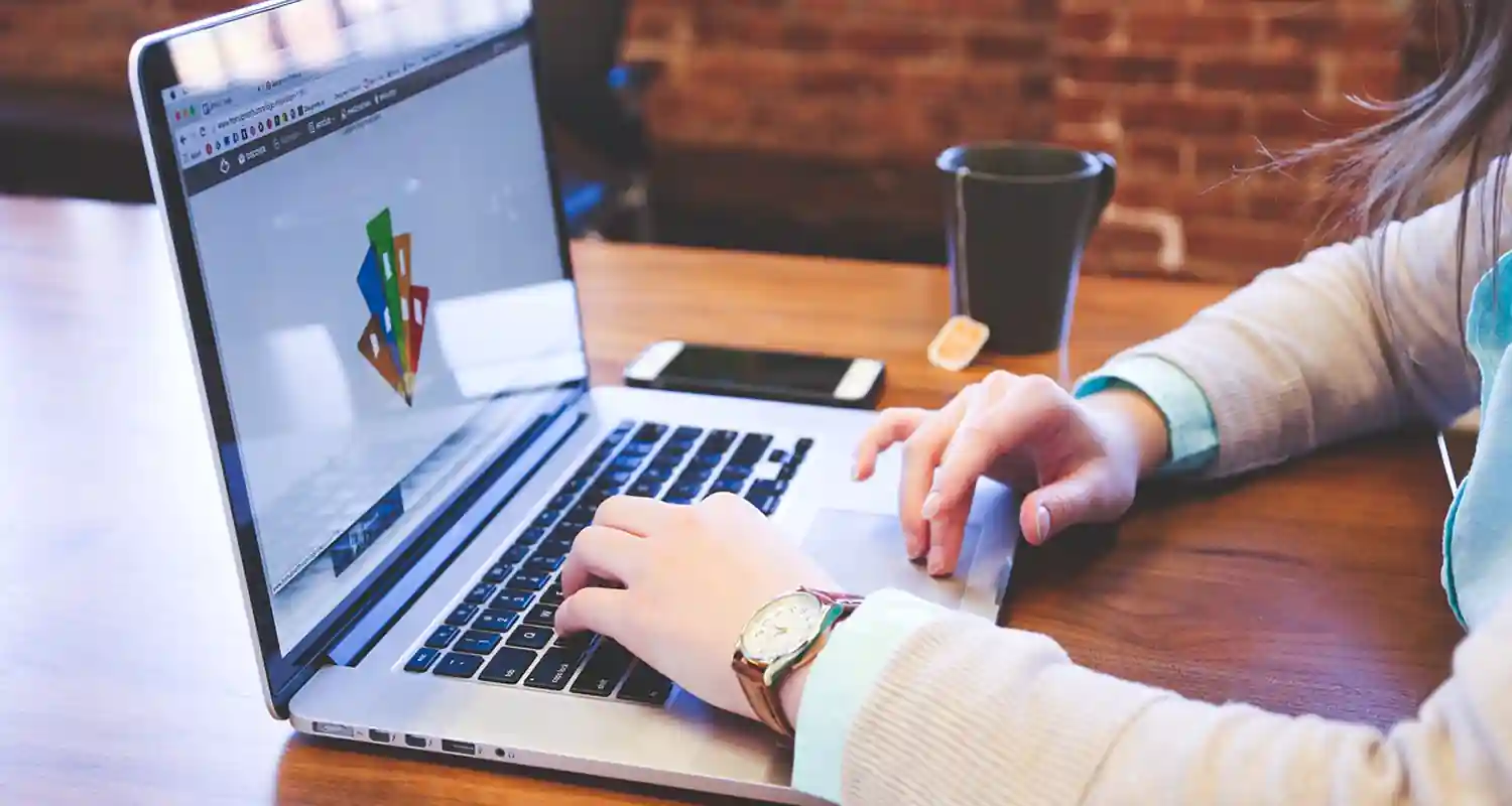 La Svolta Necessaria ne Educazione Digitale Una Priorita Ineludibile