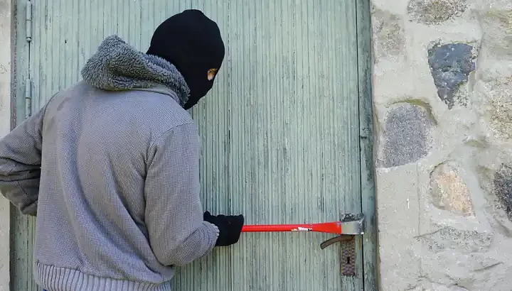 Sognare qualcuno che cerca di entrare in casa
