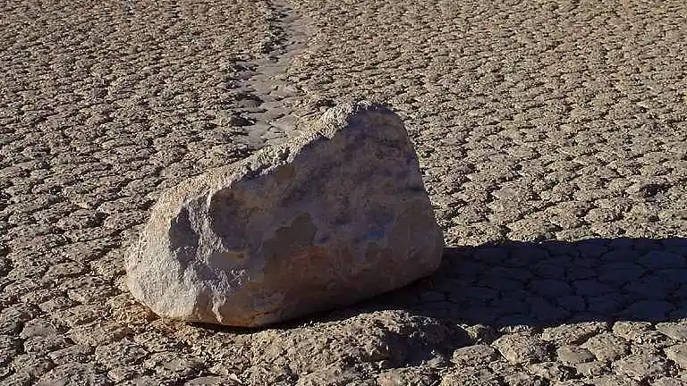 Il Mistero delle Pietre Mobili della Valle della Morte: Quando le Rocce Prendono Vita