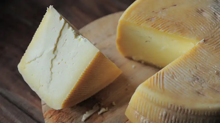 Il Legame Tra Formaggio e Apnea Notturna: Uno Studio Rivela Benefici Inaspettati