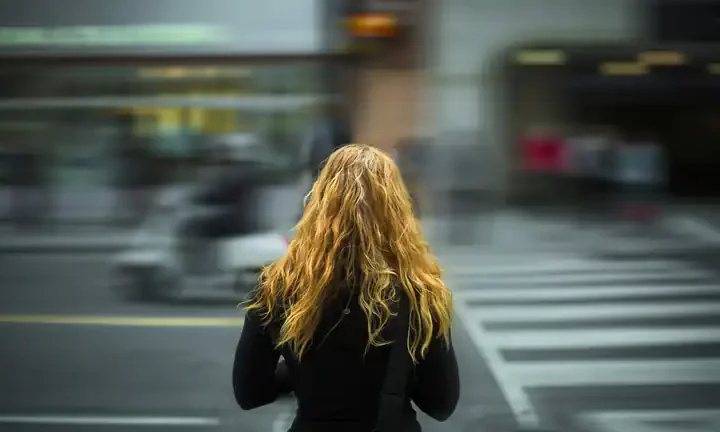 Sognare una persona che ti guarda da lontano