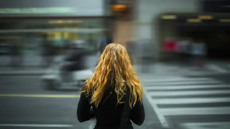 Sognare una persona che ti guarda da lontano
