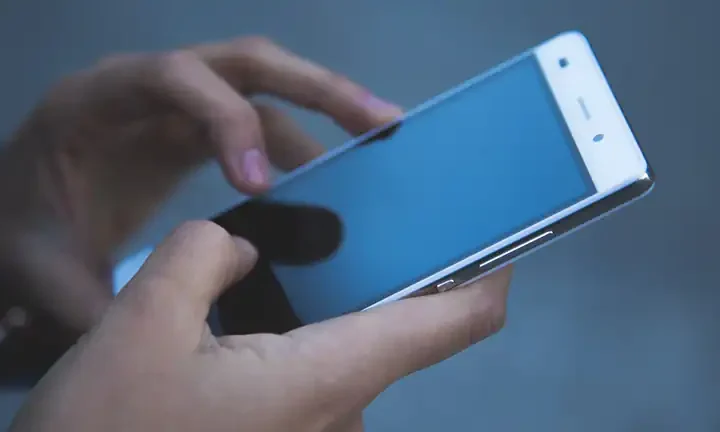 Elon Musk Lancia App Grok Il Chatbot di xAI Ora Disponibile per Tutti