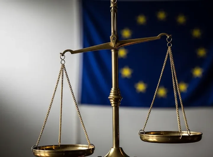 Una bilancia della giustizia in primo piano